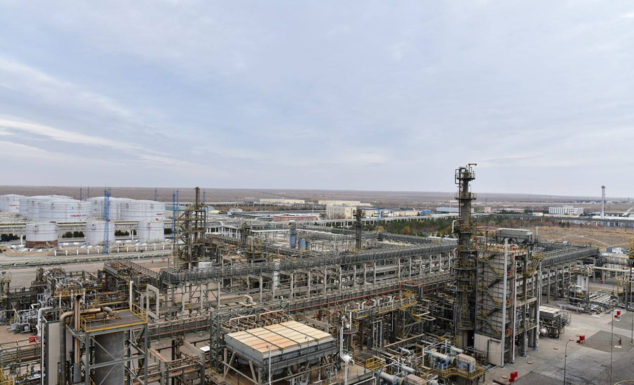 Йилига 2 млн тоннага яқин хомашёни қайта ишловчи Бухоро нефтни қайта ишлаш заводи ташкил этилганига 25 йил тўлди