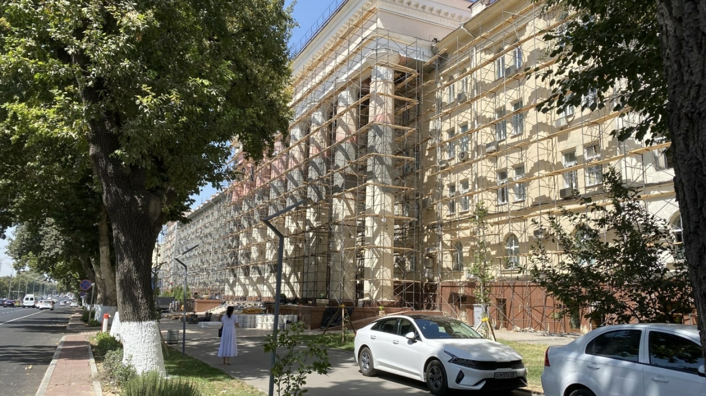 Тошкентдаги АОКА биносининг фасади рухсатсиз таъмирланаётгани айтилди