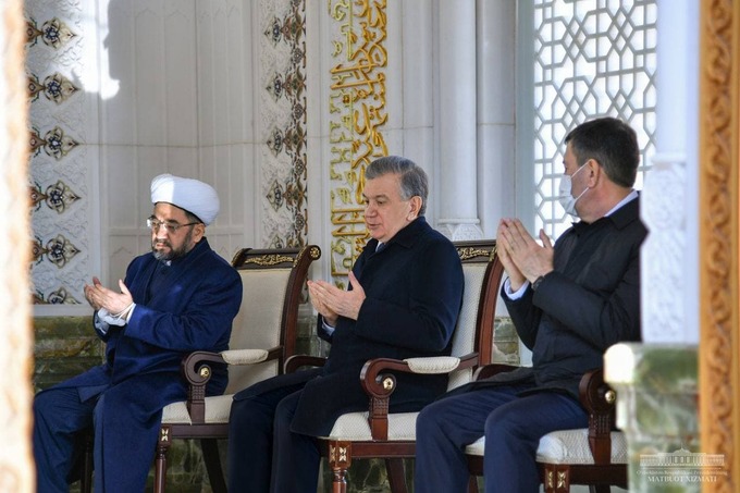 Фото: Президент Имом Бухорий ва Ислом Каримов қабрини зиёрат қилди