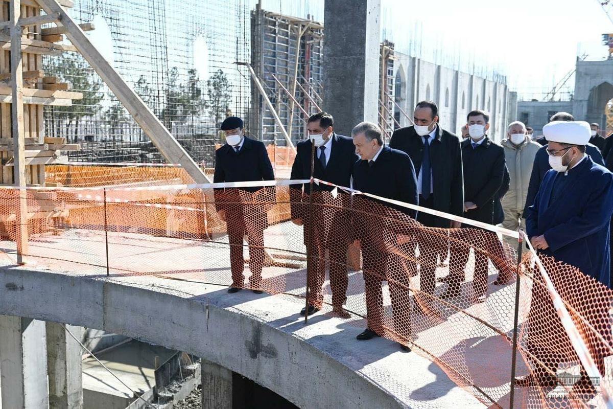 Фото: Президент Имом Бухорий ва Ислом Каримов қабрини зиёрат қилди