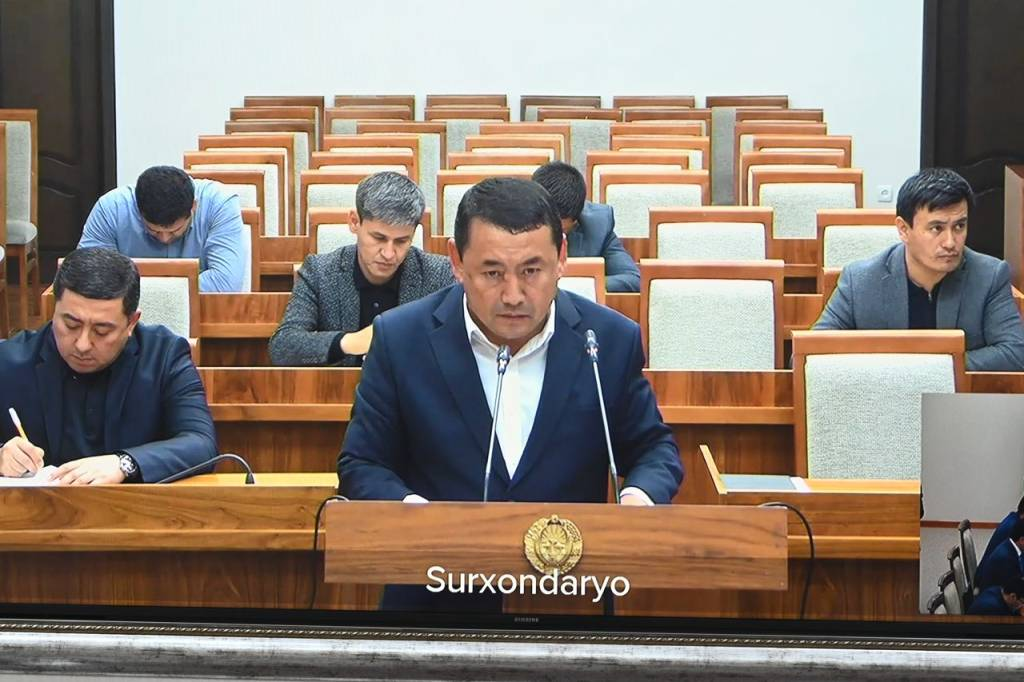 Сурхондарёда ўқувчилар маҳалладаги уйда дарс ўтишга мажбур бўлгани сабаб туман ХТБ мудири ишдан олинди — видео