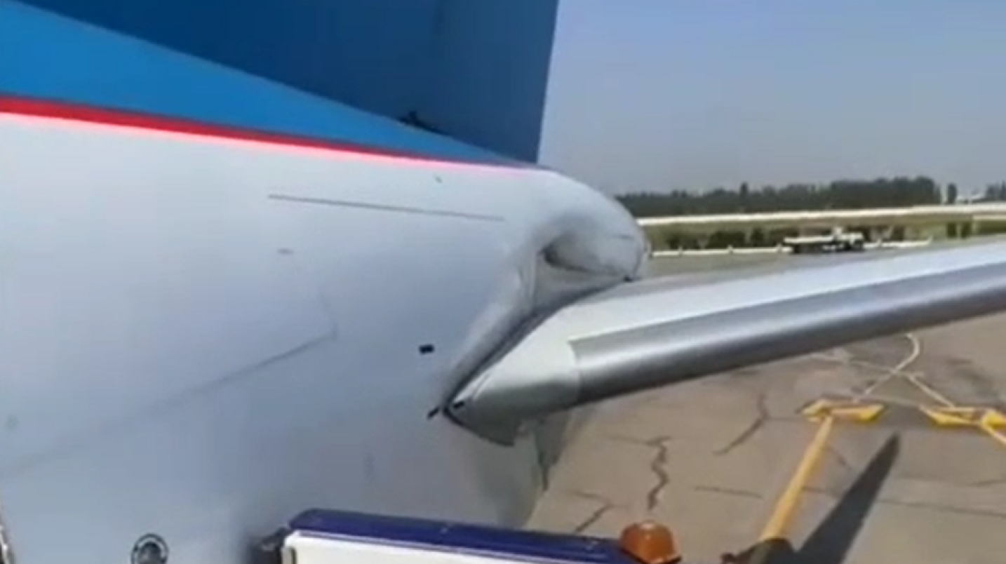 Uzbekistan Airways самолётларидан бири қаноти шикастланган ҳолда парвоз қилмоқчи бўлгани айтилди