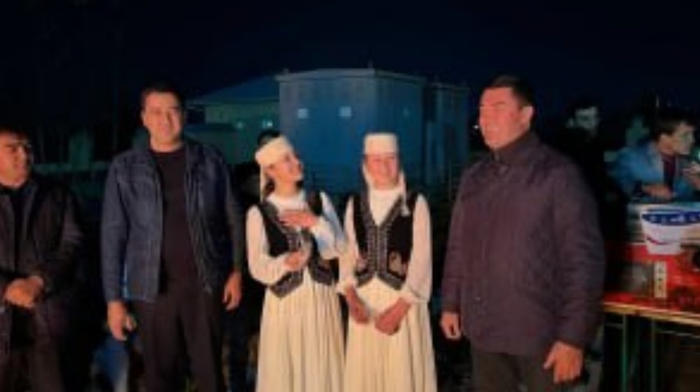 Қашқадарёда ўқувчи қизлар юпун кийимда ўқишга алоқаси йўқ тадбирга олиб чиқилди