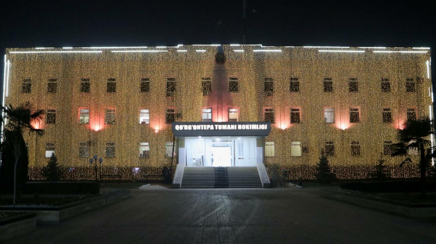 "Бу декорация оддий хонадондаги битта чироқнинг сарфидан камроқ" — ҳокимлик биносидаги ёқилган чироқларга изоҳ берилди