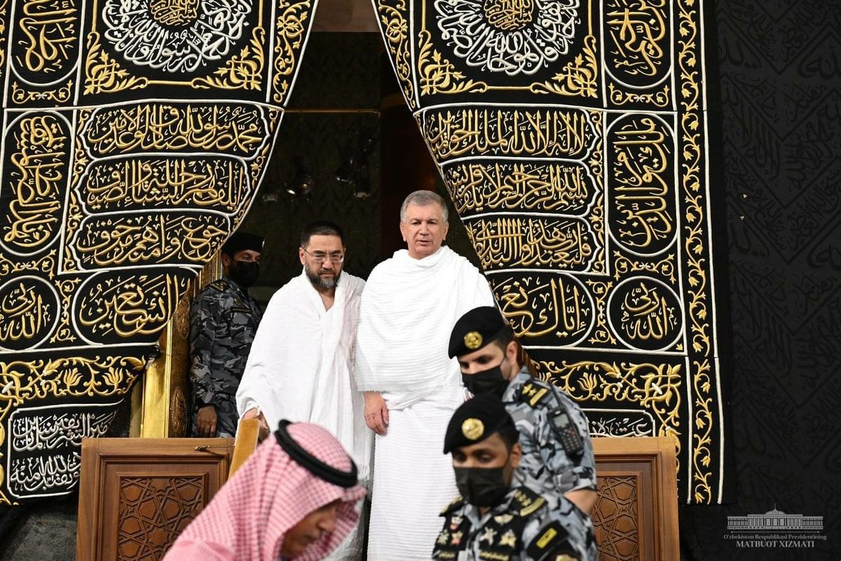 Фото: Шавкат Мирзиёев умра амалларини бажарди