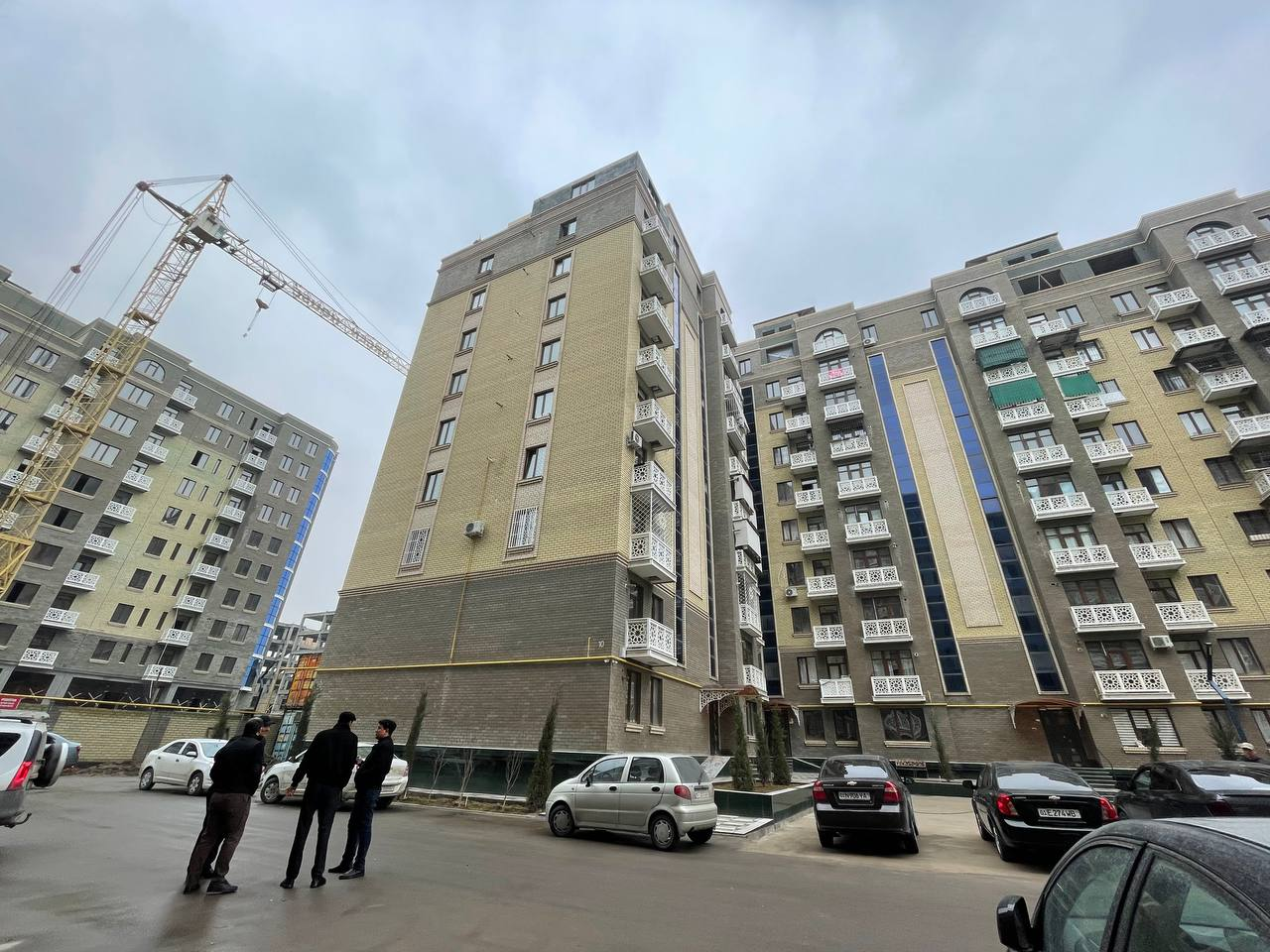 Тошкентдаги кўп қаватли уйларнинг бирининг томига ноқонуний уй қурилди