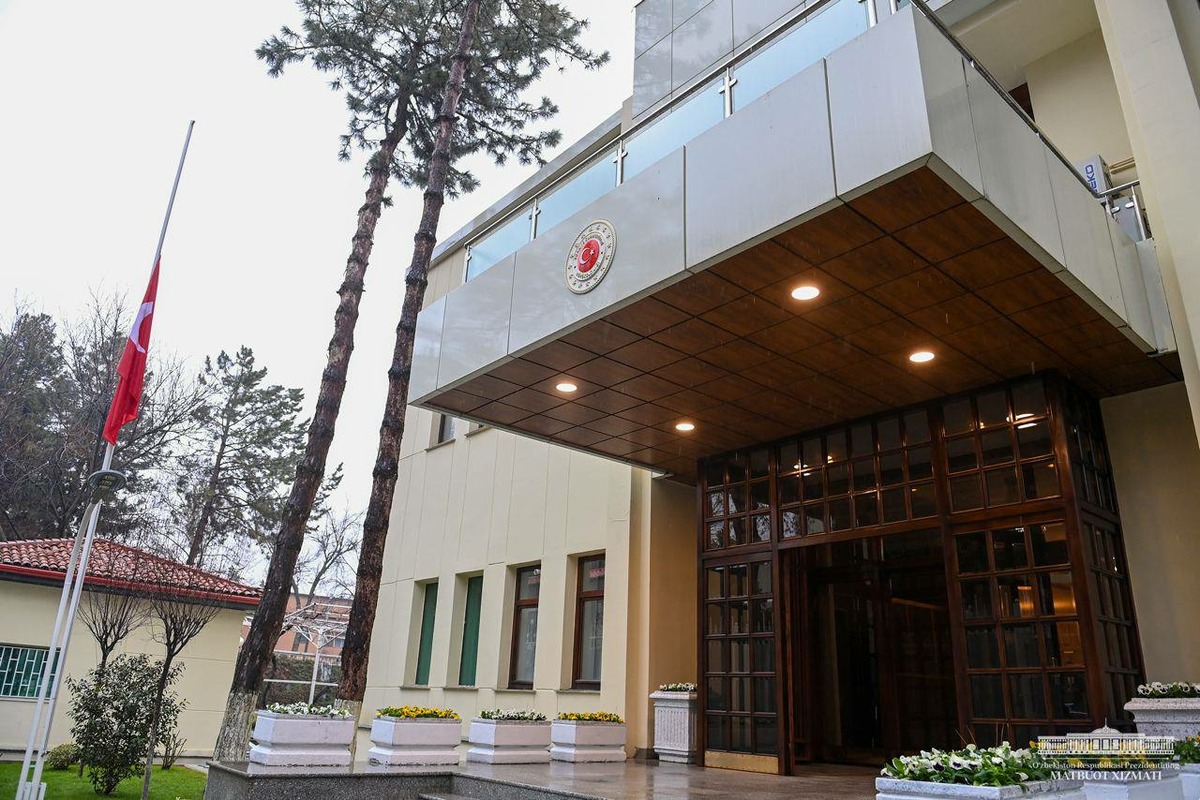 Шавкат Мирзиёев Туркия элчихонасига борди