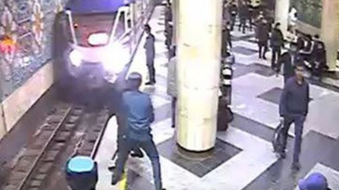 Тошкент метросида 26 ёшли шахс ўзини поезд остида ташлашга уринди