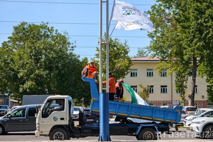«Азамат, Дубай отмен», «Куёвингиз билан муҳим ишимиз бор» ва бошқалар — Тошкентда референдум тарғиботи. Фото