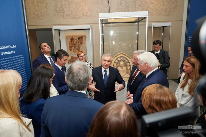 Президентлар Берлинда Ўзбекистон маданий мероси кўргазмасини очиб берди