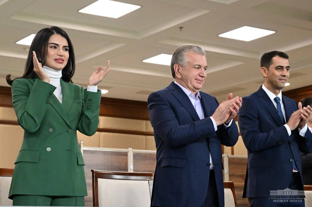 Президент Осиё Кубогидаги ғалабани футболчилар билан бирга нишонлади — фото ва видео