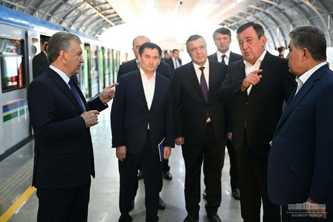 Ўзбекистон президенти ерусти метросининг янги участкасини бориб кўрди