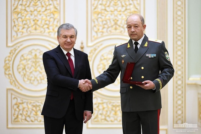 Шавкат Мирзиёев мудофаа вазирини I даражали «Шон-шараф» ордени билан тақдирлади
