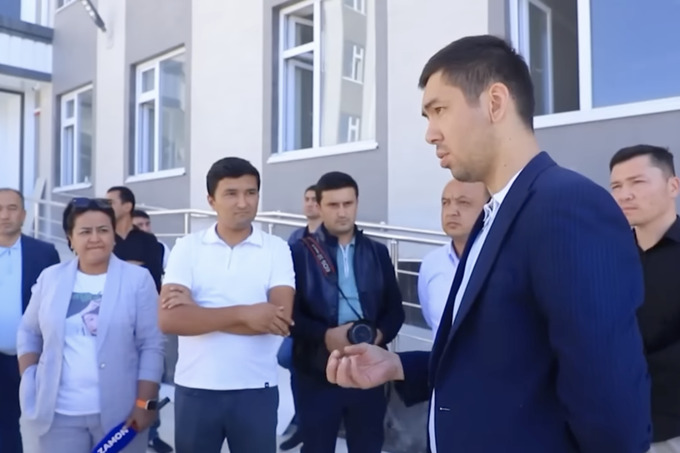 Журналистлардан юзлаб болаларнинг касалхонага ётқизилиши масаласини «ковламаслик» сўралди