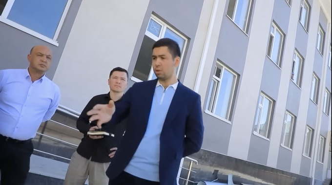 Журналистлардан юзлаб болаларнинг касалхонага ётқизилиши масаласини «ковламаслик» сўралди