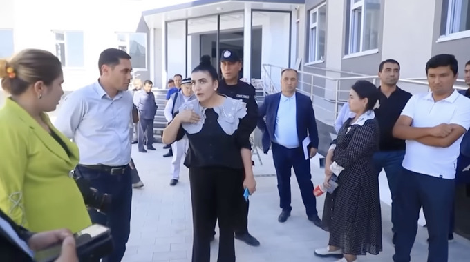 Журналистлардан юзлаб болаларнинг касалхонага ётқизилиши масаласини «ковламаслик» сўралди