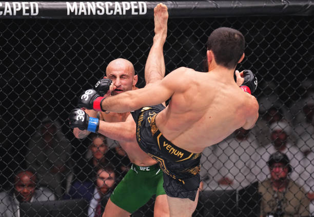 БААдаги UFC 294 мусобақасида Махачев Волкановскини нокаут билан мағлуб этди