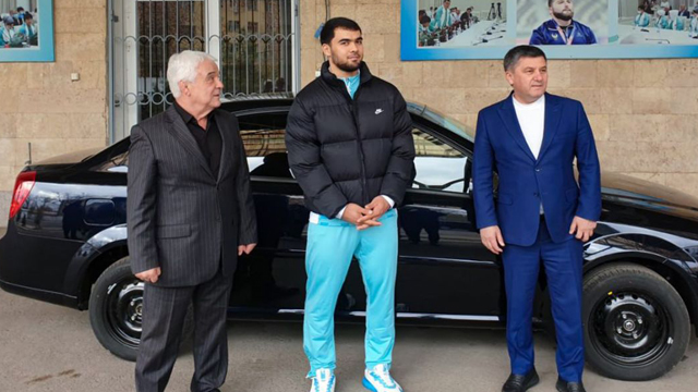 Акбар Жўраевга Gentra автомобили совға қилинди (фото)