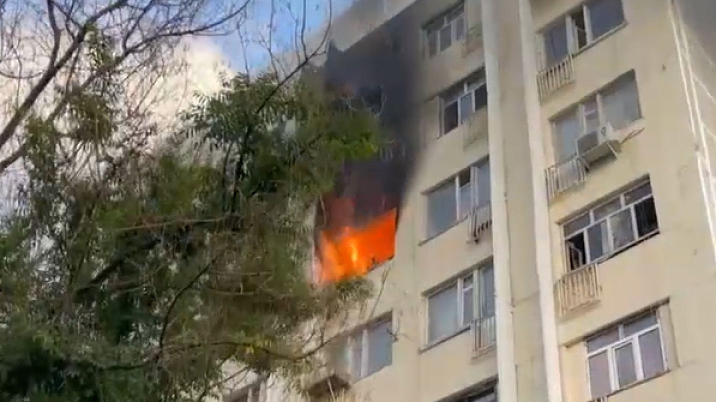 Тошкентдаги кўп қаватли уйда ёнғин бўлгани сабаб фуқаролар эвакуация қилинди — видео