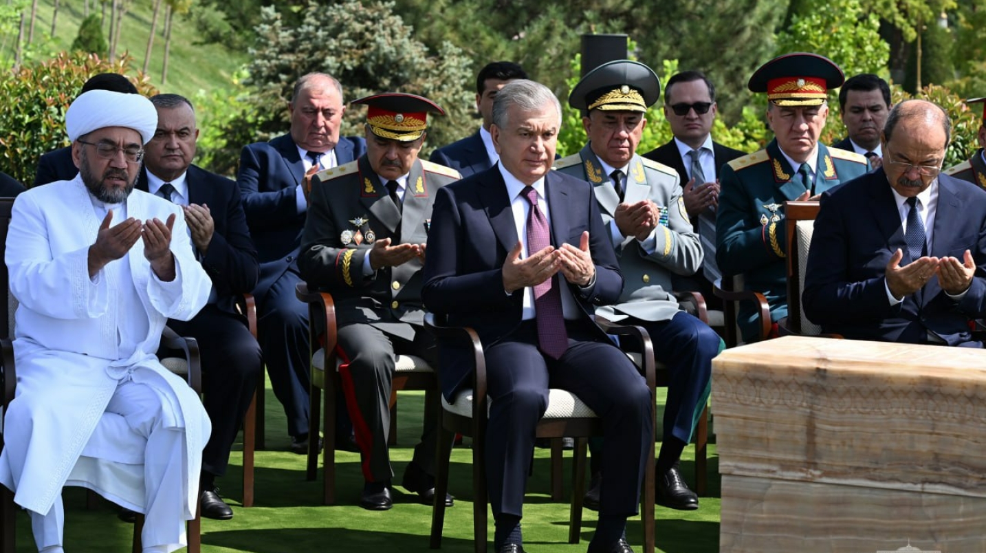 Президент Шаҳидлар хотираси хиёбонида қатағон қурбонларини ёд этди