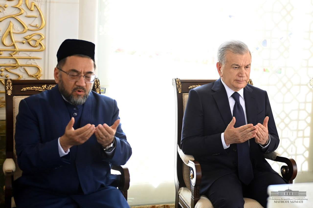 Шавкат Мирзиёев Ислом Каримов мақбарасини зиёрат қилди