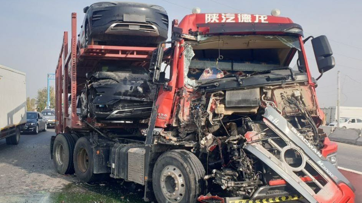 Фарғонада янги BYD'ларни олиб кетаётган МАN юк машинаси ЙТҲга учради — видео