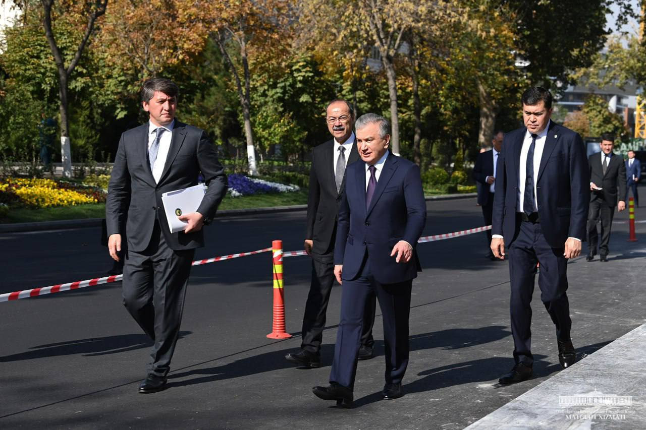 Президент Тошкент халқаро аэропортига олиб борувчи йўл ўтказгичи қурилишини бориб кўрди