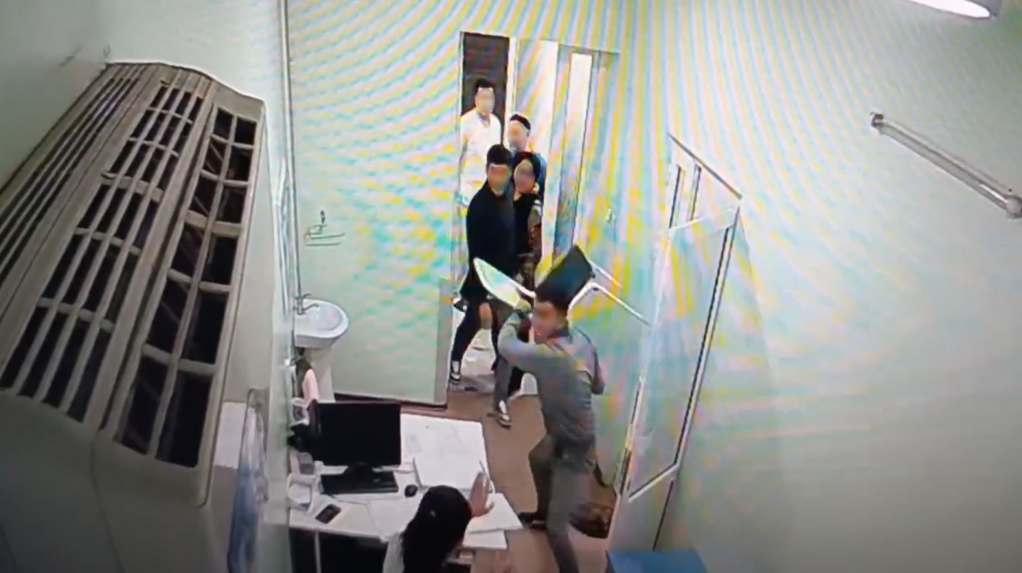 Шифокор аёлга стул отган йигит олийгоҳ талабаси бўлган — видео