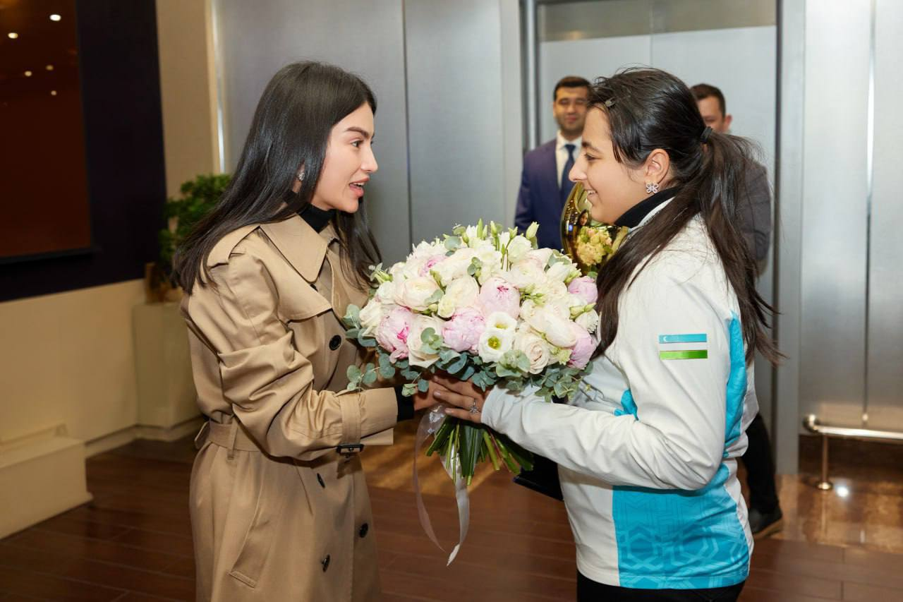 Ўзбекистон тарихида илк Жаҳон чемпиони бўлган шахматчи қиз ватанга қайтди