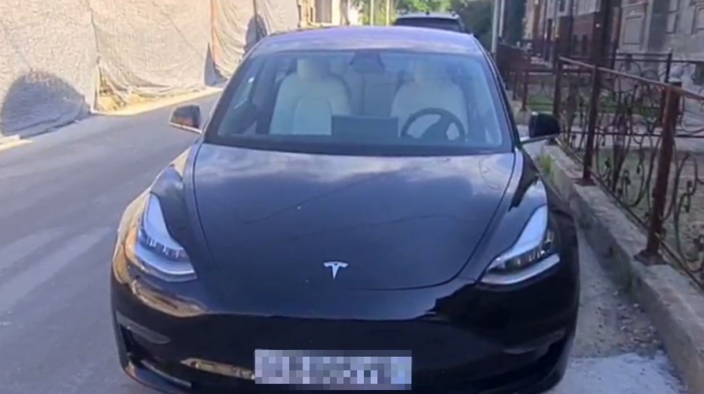 Тошкентда 200 тага яқин жарима қоидабузарлик қилган ҳайдовчининг Teslaʼси олиб қўйилди