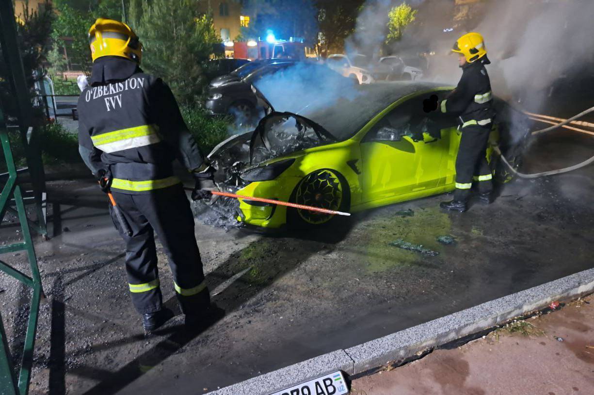 В Ташкенте ночью неизвестный поджег электромобиль Tesla — видео