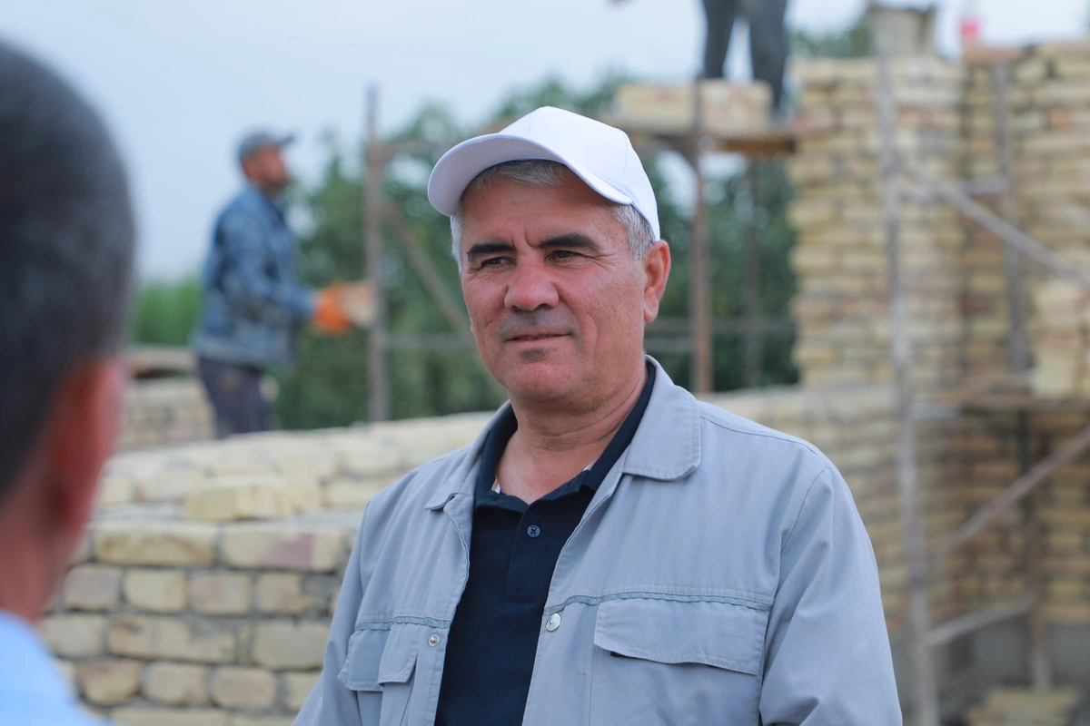 «Бугуннинг ўзида бузиб ташлайсан — ичидаги одами билан». Бухоро вилояти ҳокими бинони судсиз бузишни буюрди