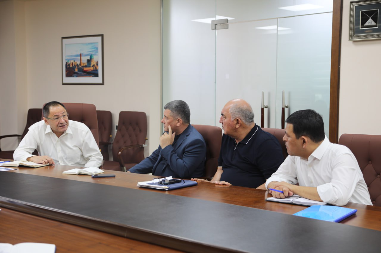 Спорт вазири соҳани ривожлантиришга доир тақдимотлар билан танишди