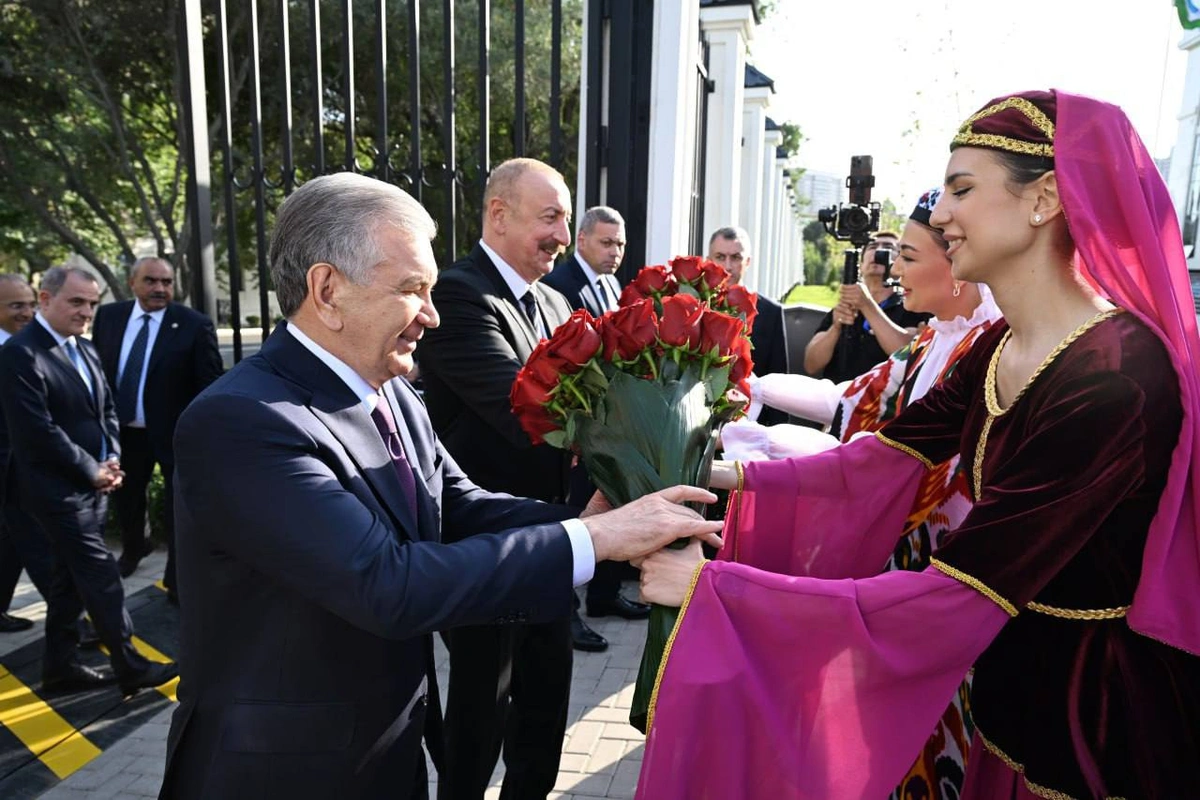 Фото: Президентлар Бокуда Ўзбекистон элчихонасининг янги биносини очиб берди
