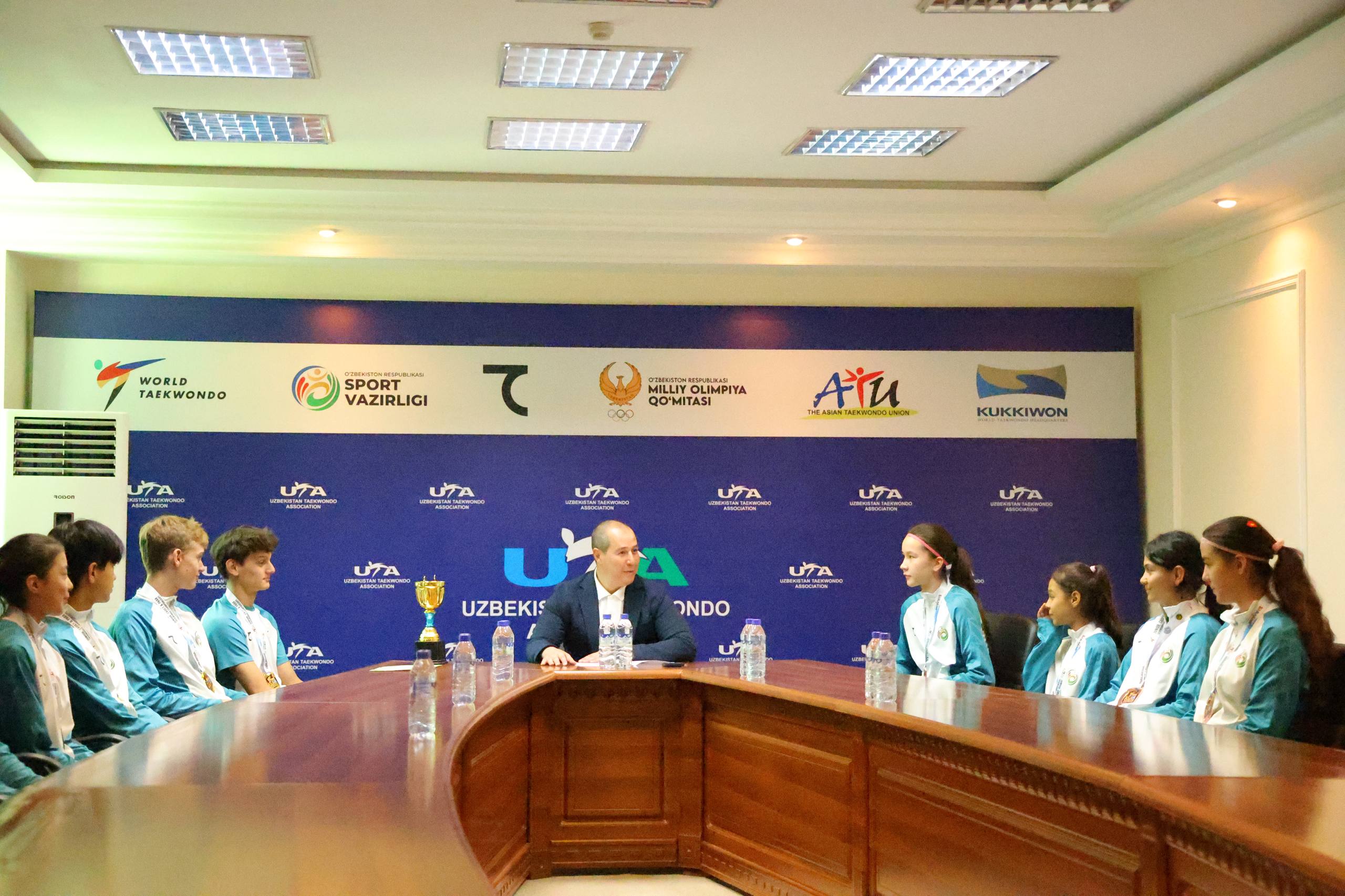 Таэквондо. Осиё чемпионатининг ғолиб ва совриндорлари ассоциация раиси томонидан тақдирланди