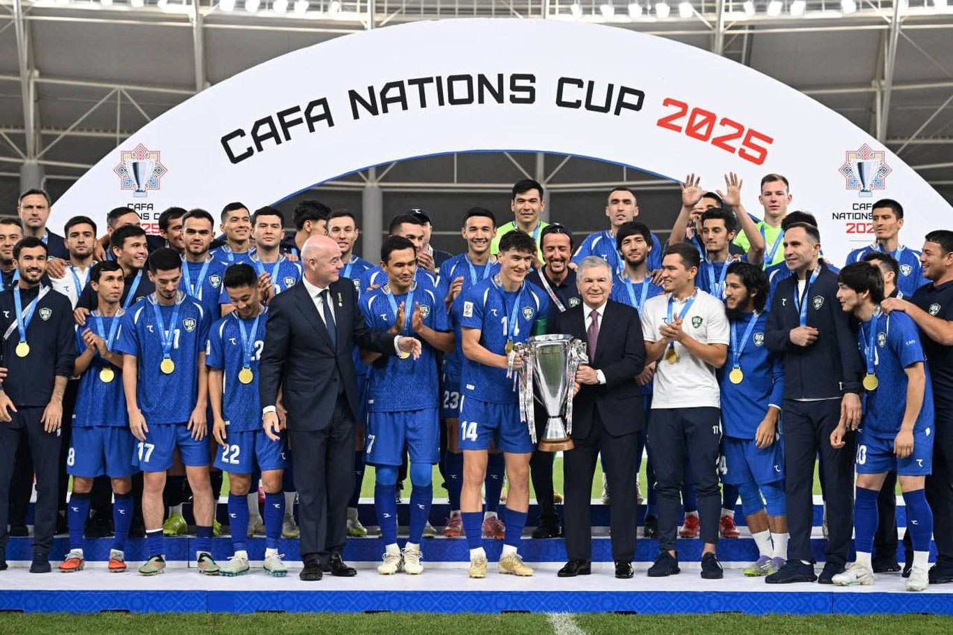 Мирзиёев Ўзбекистон футболчиларига “CAFA Nations Cup” кубогини топширди