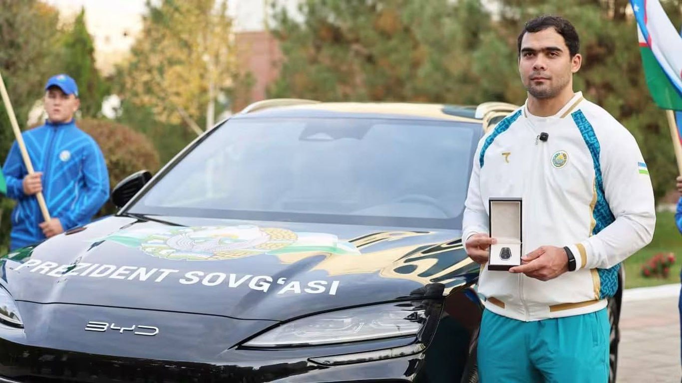 Жаҳон чемпиони Акбар Жўраевга BYD автомобили совға қилинди