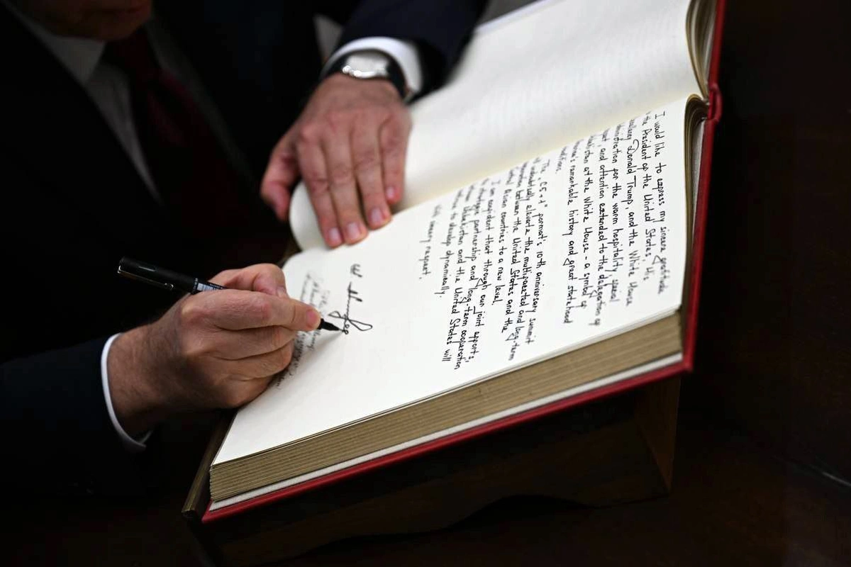 Шавкат Мирзиёев ва Дональд Трампнинг Оқ уйдаги музокаралари — суратларда Шавкат Мирзиёев ва Дональд Трампнинг Оқ уйдаги музокаралари — суратларда