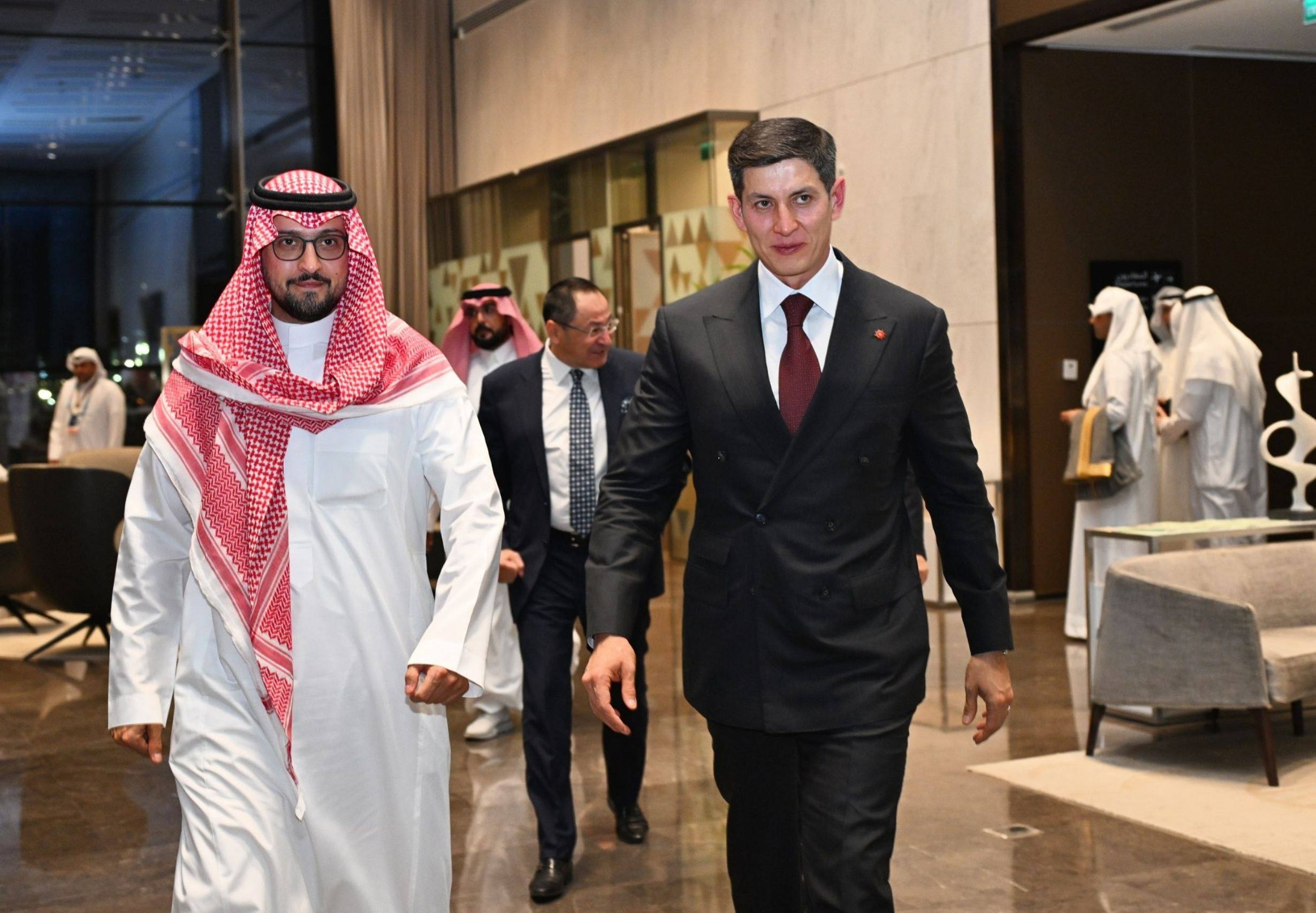 Ўзбекистон делегацияси раҳбарияти Ар-Риёдга етиб келди