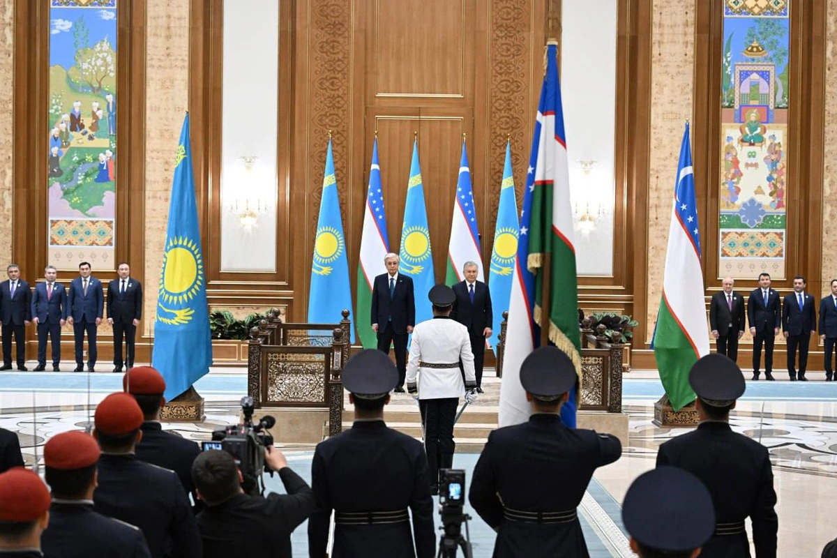 Шавкат Мирзиёев Қасим-Жомарт Тоқаевни кутиб олди, улар «Тошкент-Ҳумо» халқаро аэропортида суҳбат ўтказди