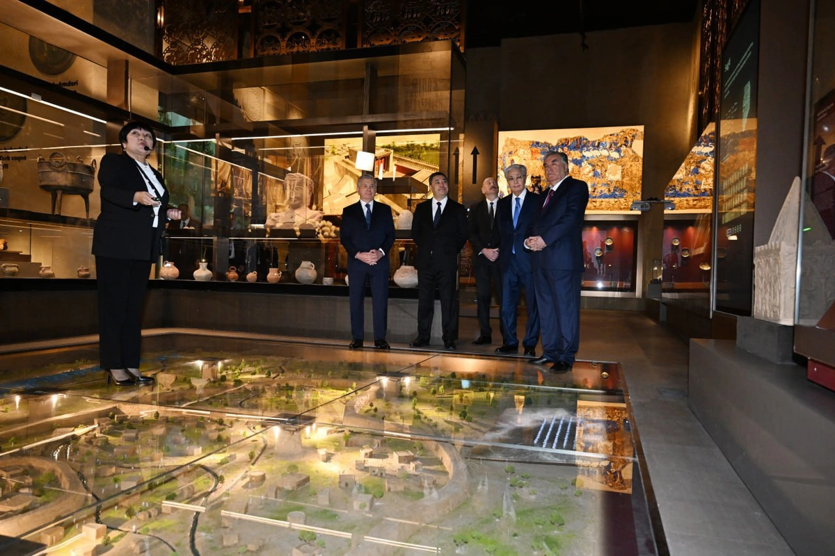 Марказий Осиё давлатлари етакчилари ва Озарбайжон президенти Ислом цивилизацияси марказига борди Марказий Осиё давлатлари етакчилари ва Озарбайжон президенти Ислом цивилизацияси марказига борди