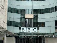 BBC Трампдан таҳрирланган нутқ учун узр сўради, аммо 1 млрд долларлик компенсация талабини рад этди