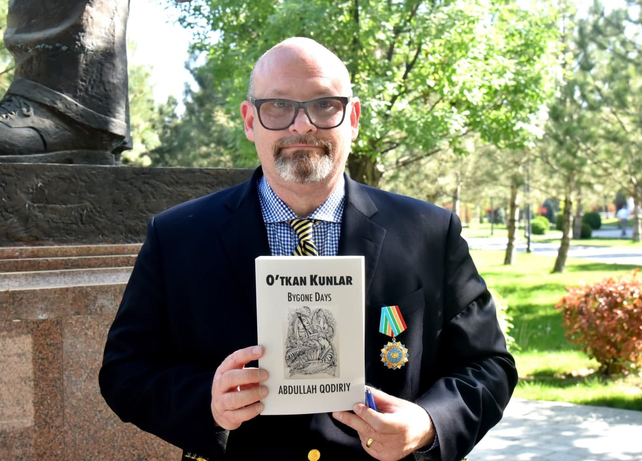 Таржимон Марк Рийснинг «Ўткан кунлар» асари рухсатсиз тарқатилгани учун маъсул ходим жазоланди