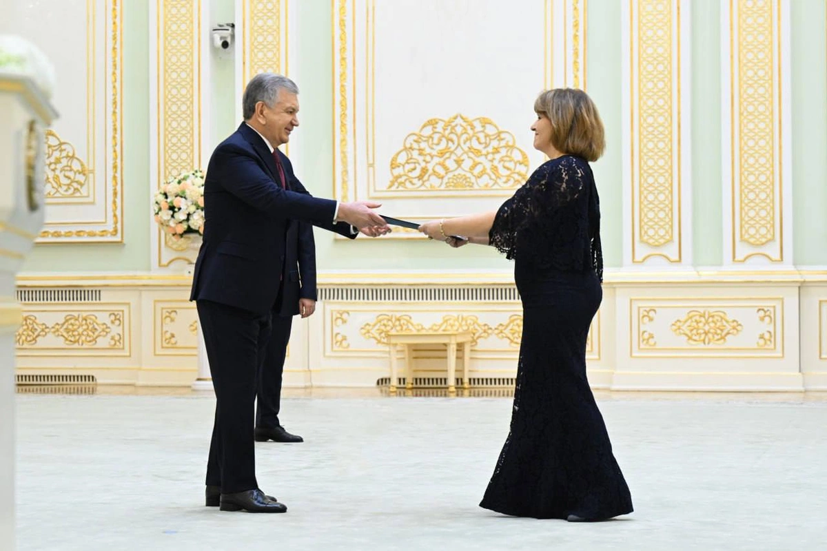 Шавкат Мирзиёев етти мамлакат элчиларидан ишонч ёрлиқларини қабул қилди