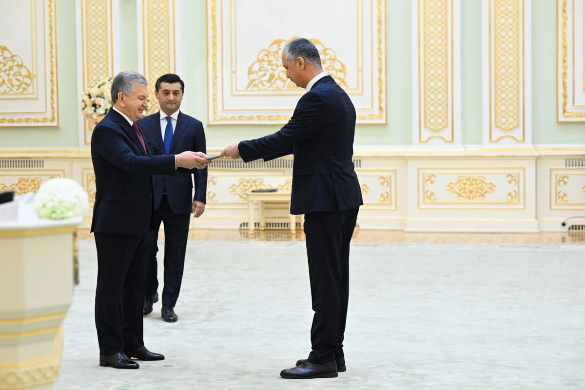 Шавкат Мирзиёев етти мамлакат элчиларидан ишонч ёрлиқларини қабул қилди