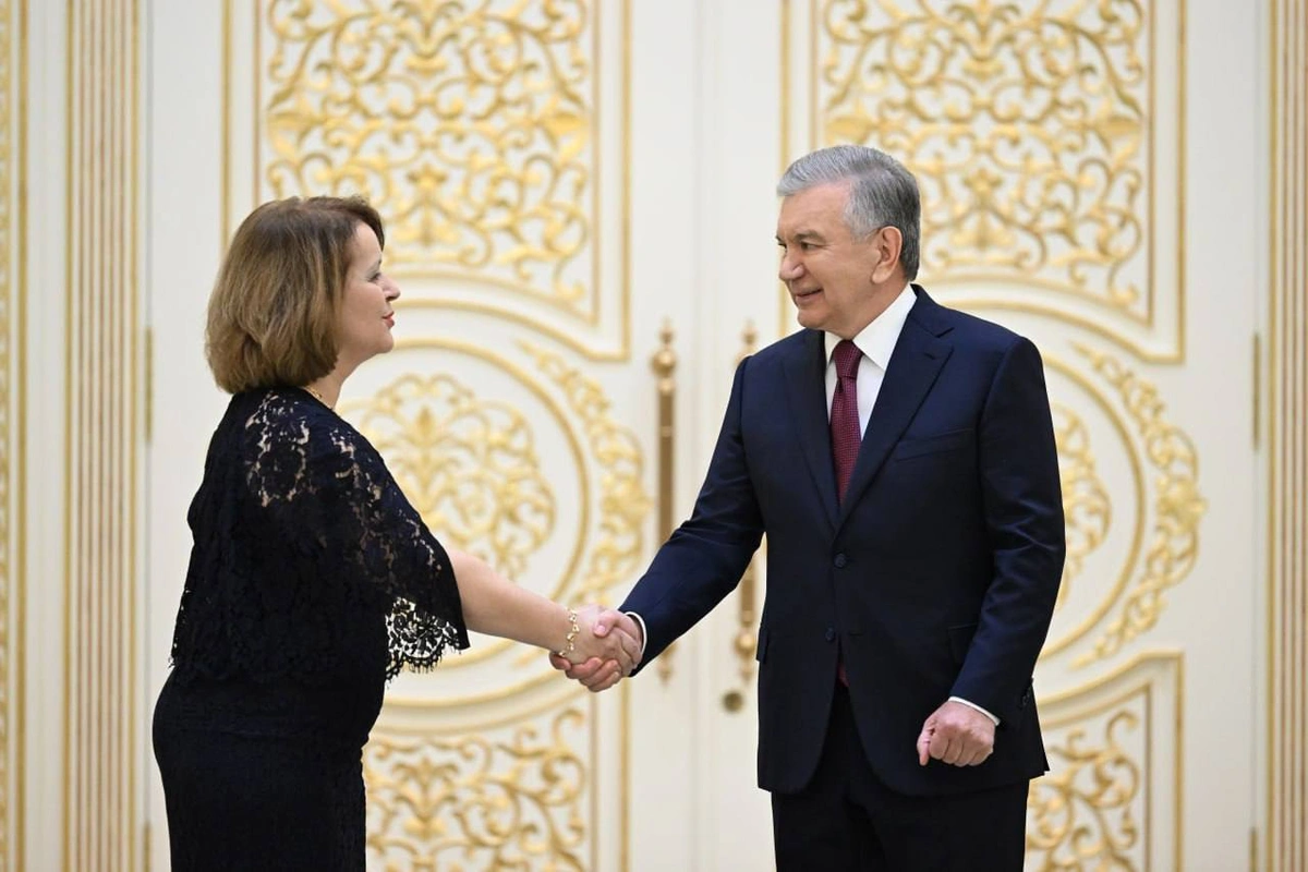 Шавкат Мирзиёев етти мамлакат элчиларидан ишонч ёрлиқларини қабул қилди