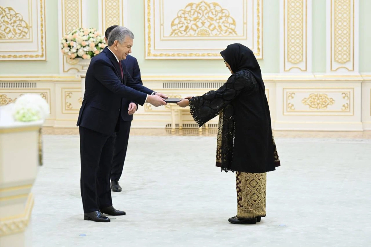 Шавкат Мирзиёев етти мамлакат элчиларидан ишонч ёрлиқларини қабул қилди