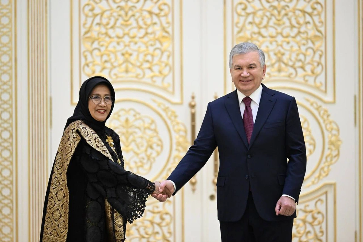 Шавкат Мирзиёев етти мамлакат элчиларидан ишонч ёрлиқларини қабул қилди