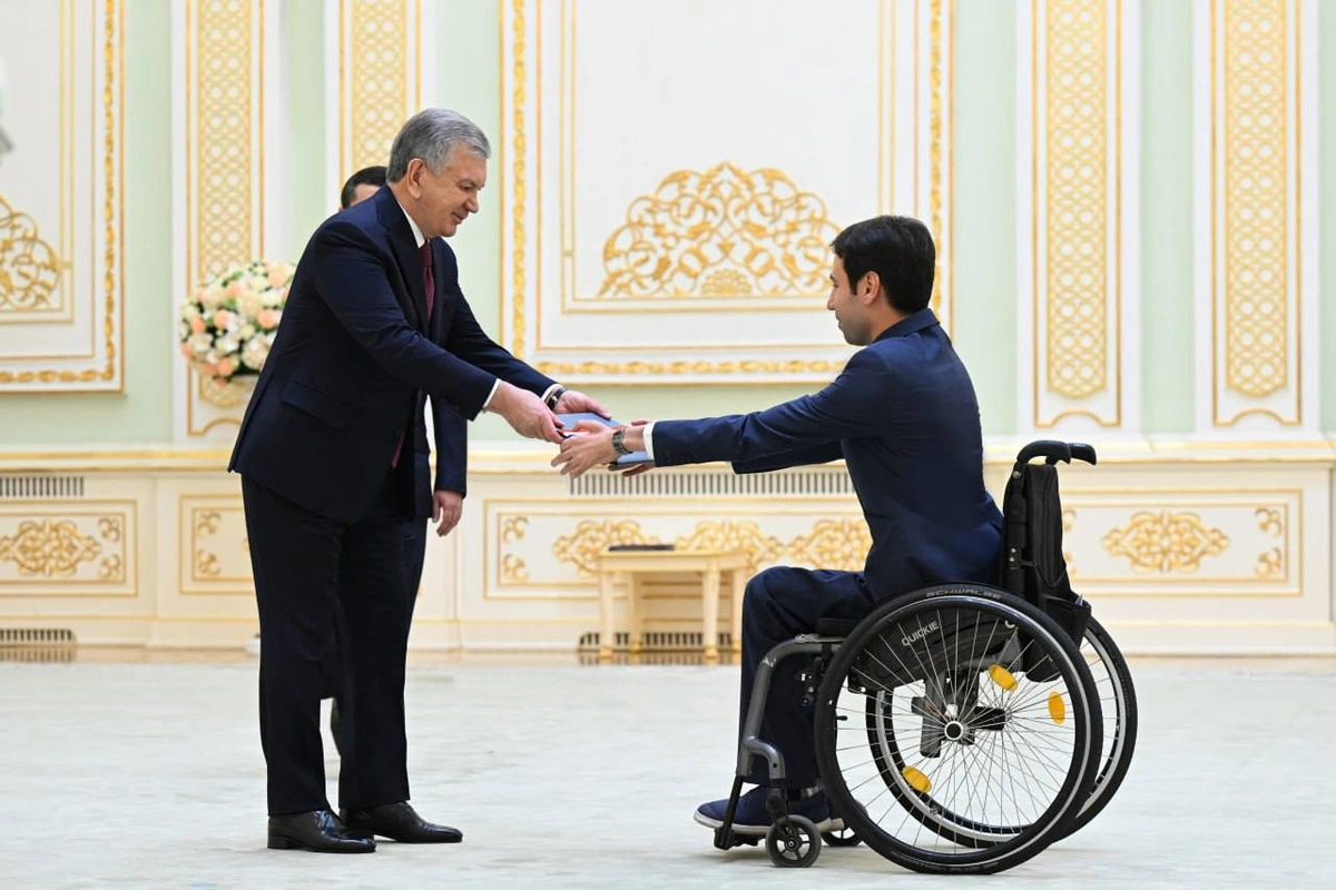 Шавкат Мирзиёев етти мамлакат элчиларидан ишонч ёрлиқларини қабул қилди