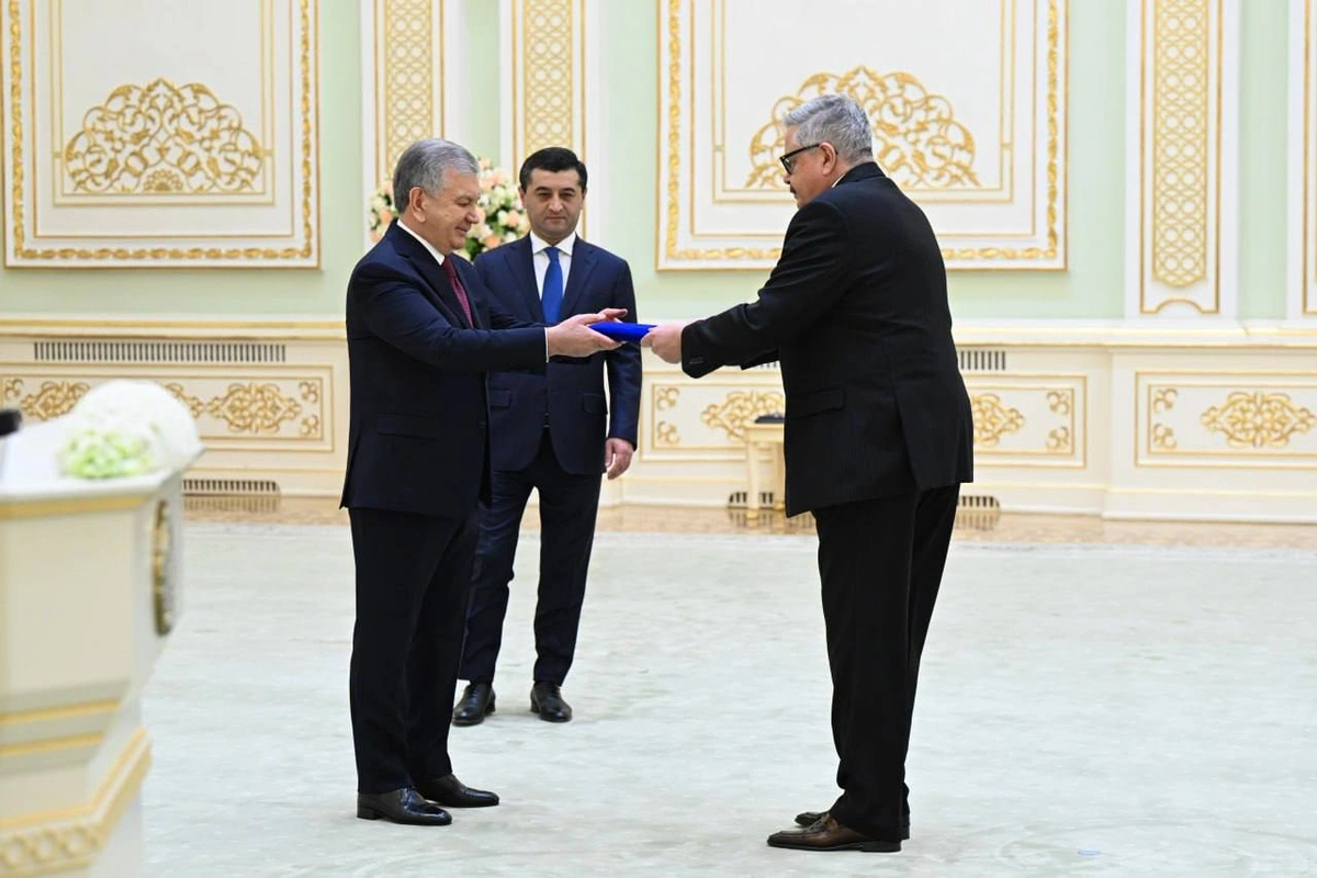 Шавкат Мирзиёев етти мамлакат элчиларидан ишонч ёрлиқларини қабул қилди